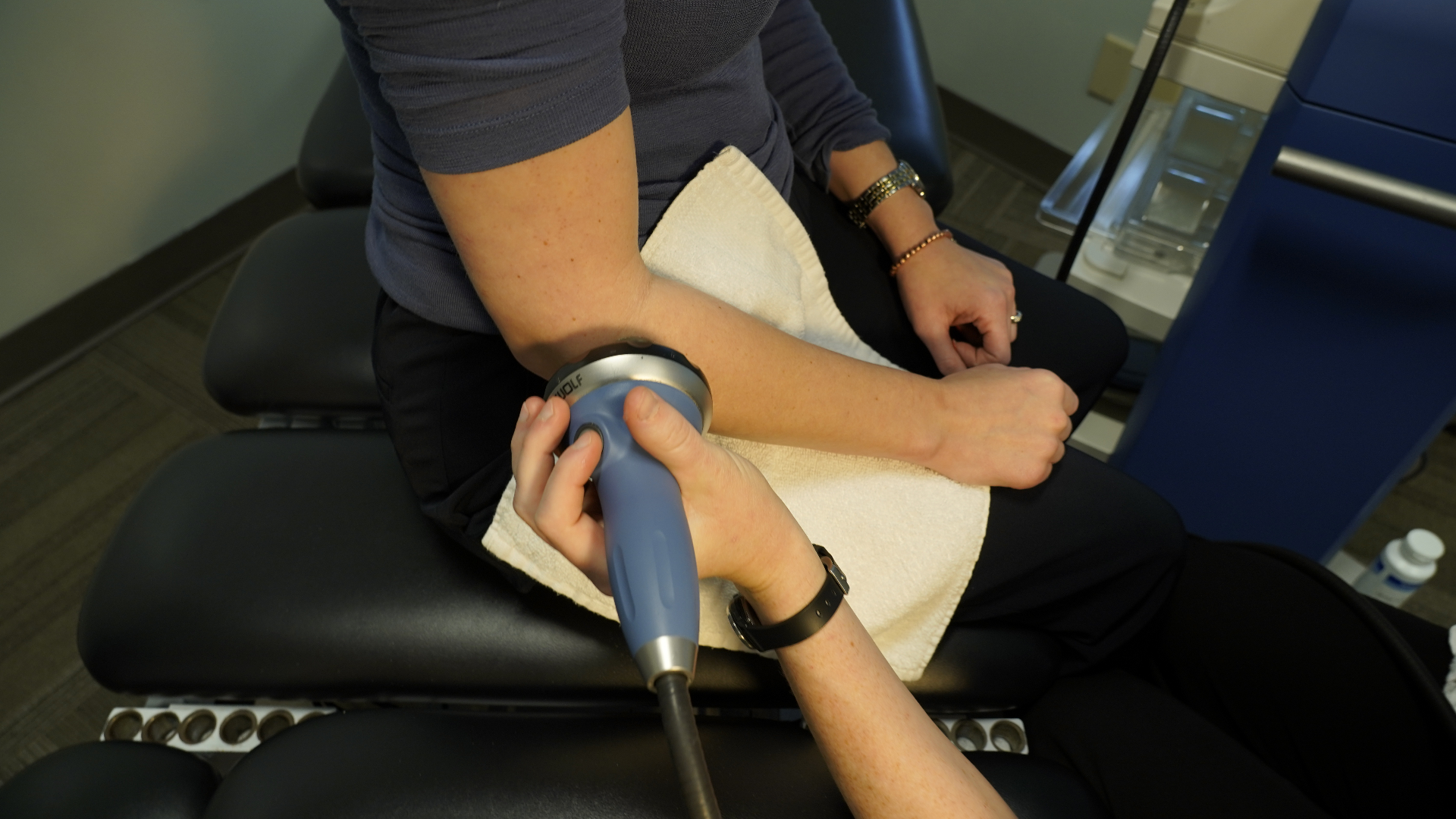 Piezowave shockwave therapy treating chronic pain at Redmond rehab clinic